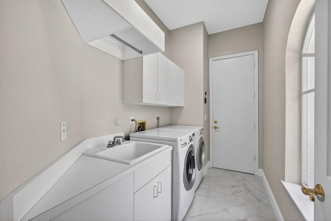 Building Photo - 6778 Oakmont Way