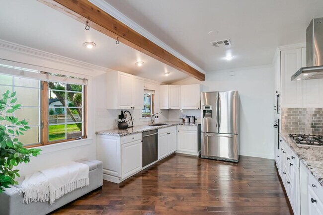 Building Photo - 5328 E Pinchot Ave