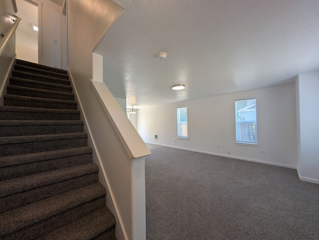 Building Photo - Nice 3 bed/1.5 bath duplex with fenced-in yard and 1 car garage