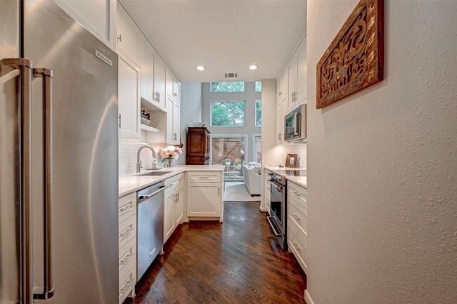 Building Photo - 1547 Cortlandt St