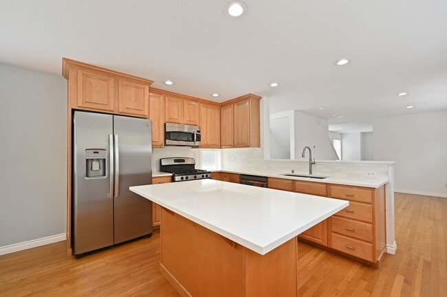 Building Photo - 3-Story Greenlake Home - Private Yard and ...