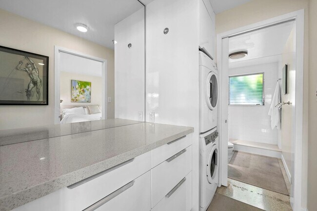 Building Photo - 561 Bayshore Dr