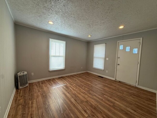 Building Photo - Cottage Style Home Super Close to Downtown!