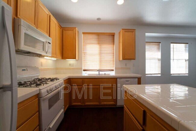 Building Photo - 28254 Canterbury Ct