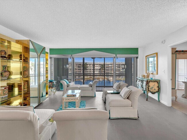 Building Photo - 1537 E Hillsboro Blvd