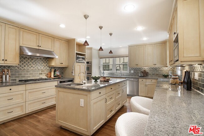 Building Photo - 131 S Martel Ave