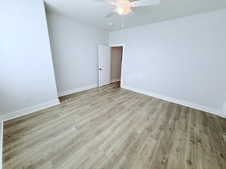 Building Photo - 613 Miramar Ln