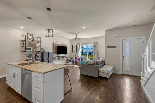 Building Photo - 3639 Hydes Ferry Rd