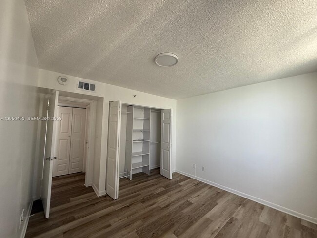 Building Photo - 770 Claughton Island Dr