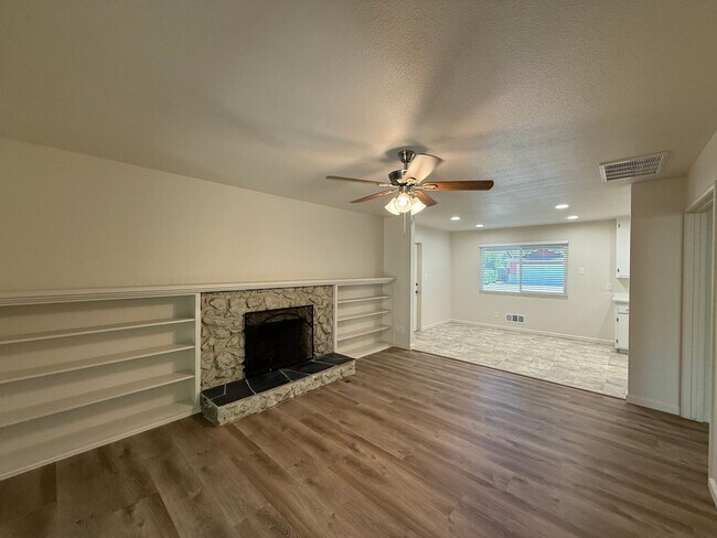 Building Photo - Newly renovated single story in Greenwood Estates!