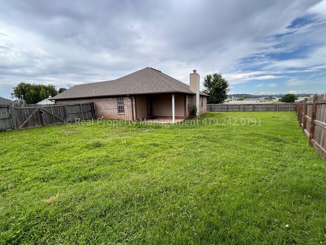 Building Photo - July Move In! Great house!! 3 bed 2 bath 2...