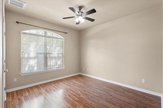 Building Photo - 2041 Livonia Dr