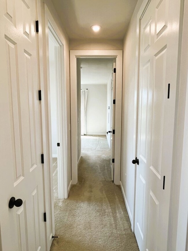 Building Photo - Modern Luxury Meets Convenience in Hillsboro