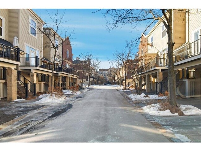 Building Photo - 325 W River Pkwy