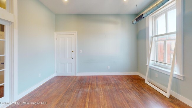 Building Photo - 33 Main St