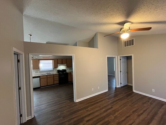 Building Photo - Inviting 3-bedroom, 2-bathroom Home on a C...