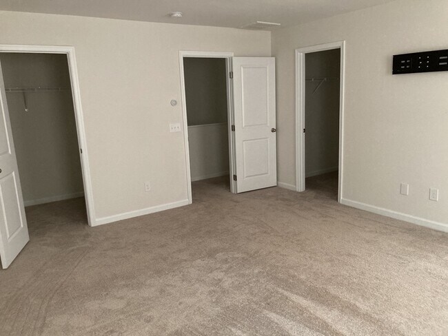 Building Photo - 5 Bedroom 2.5 Bathroom House