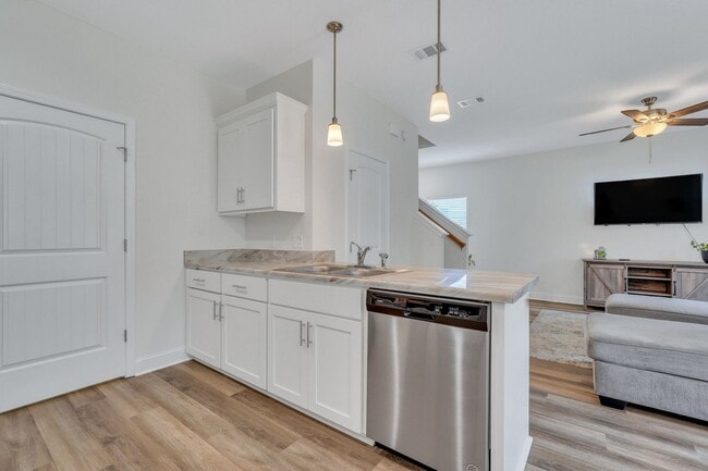 Building Photo - AVAILABLE NOVEMBER (PET FRIENDLY)