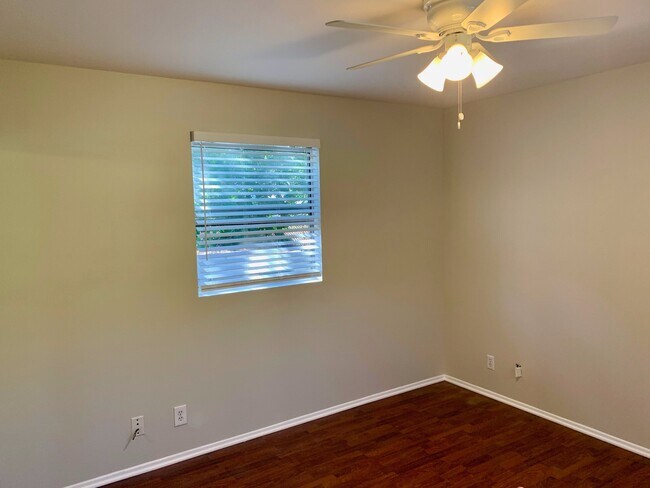Building Photo - 381-381 1/2 Ramona