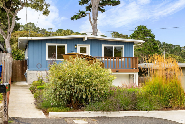 Building Photo - Pacific Grove 3 Bedroom Gem