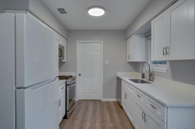 Building Photo - 600 Bramble Dr