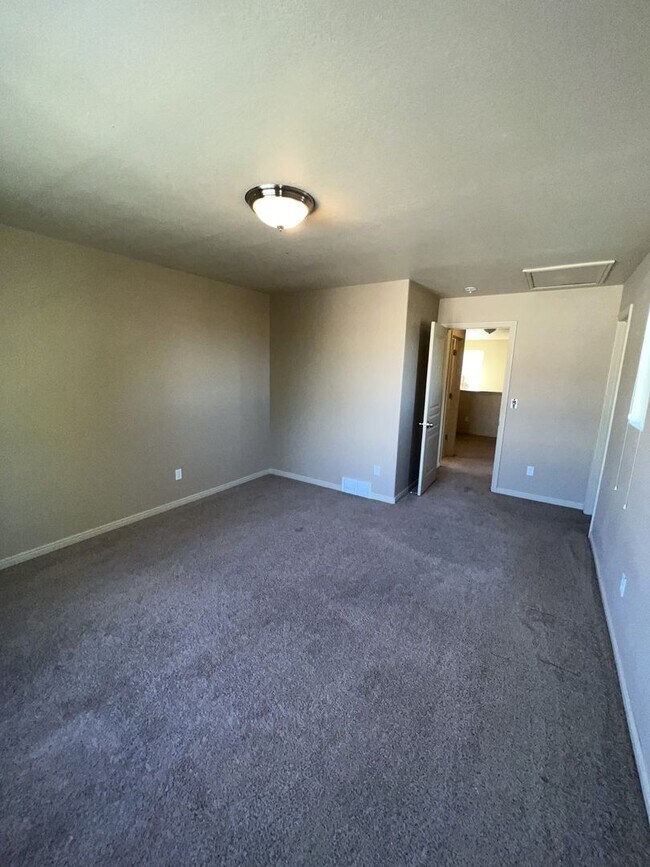 Building Photo - Spacious 6-Bedroom Home with 2 Kitchens in...