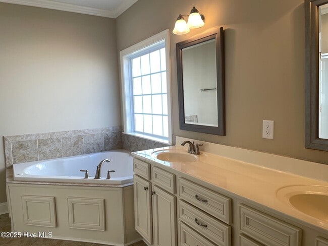 Building Photo - 1673 Cambria Dr