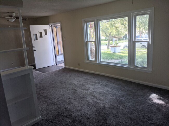 Building Photo - 3 Bed 2 Bath with Enclosed Patio, Fenced Yard, and Garage