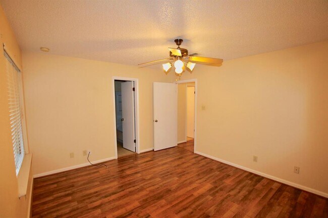 Building Photo - 3808 Landmark Dr