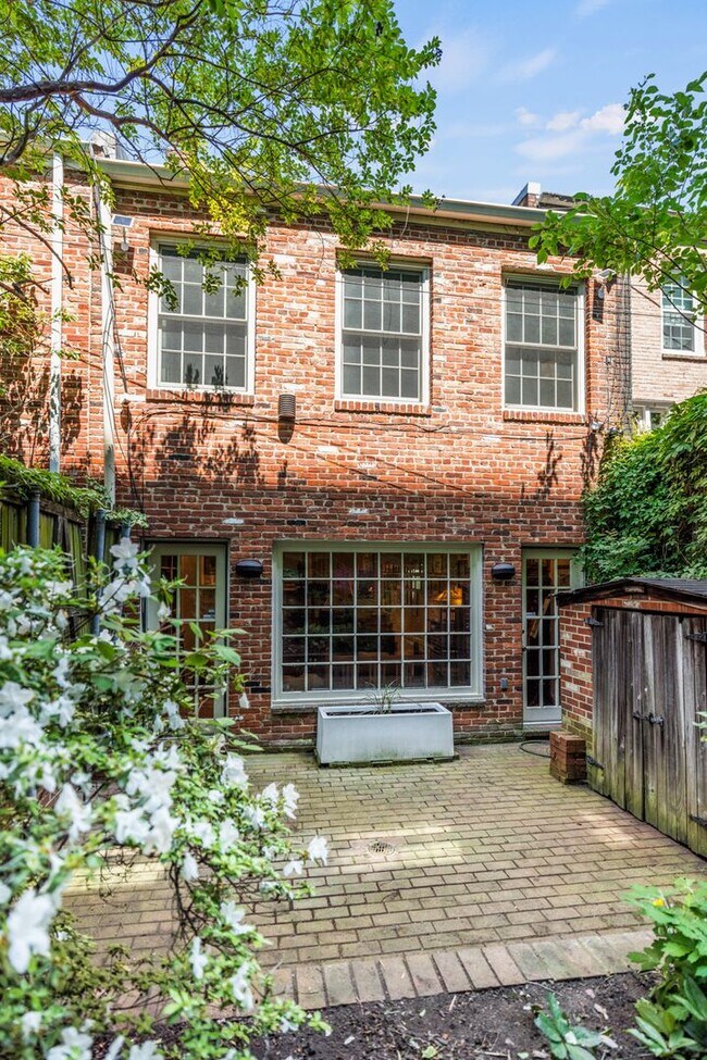 Building Photo - Foggy Bottom Home | 3 Bed | 2.5 Bath | 2,050 Sf | Large Private Patio