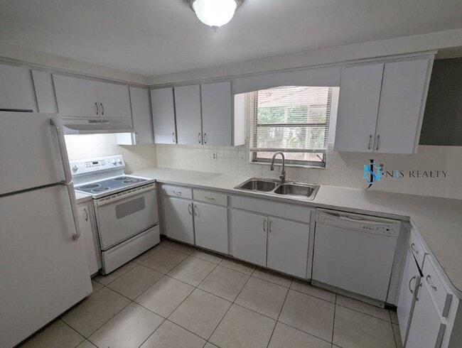 Building Photo - Large 1270 Sq. Ft. 3/2/1 tile floors, walk-in-closet, indoor laundry, fenced yard and spacious ki...