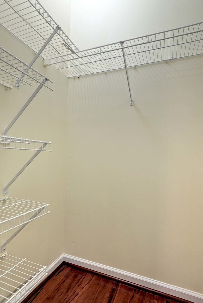 Building Photo - Spacious 3 Bedroom 2.5 Townhome Near Fort Eustis - Granite Kitchen & Fenced In Backyard