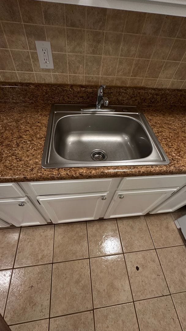 Building Photo - Nice 1 Bed 1 Bath Unit! Available Now!