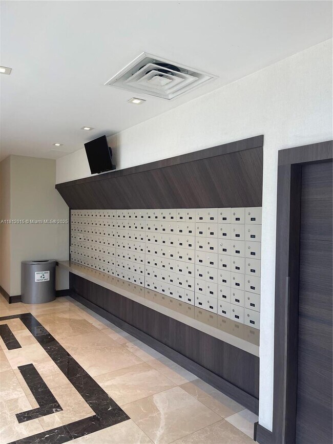 Building Photo - 20505 E Country Club Dr
