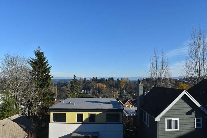 Building Photo - 132 24th Ave E