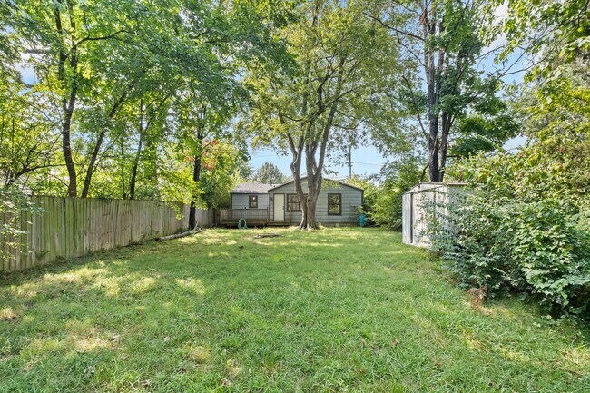 Building Photo - Beautiful home located in the heart of Fayetteville