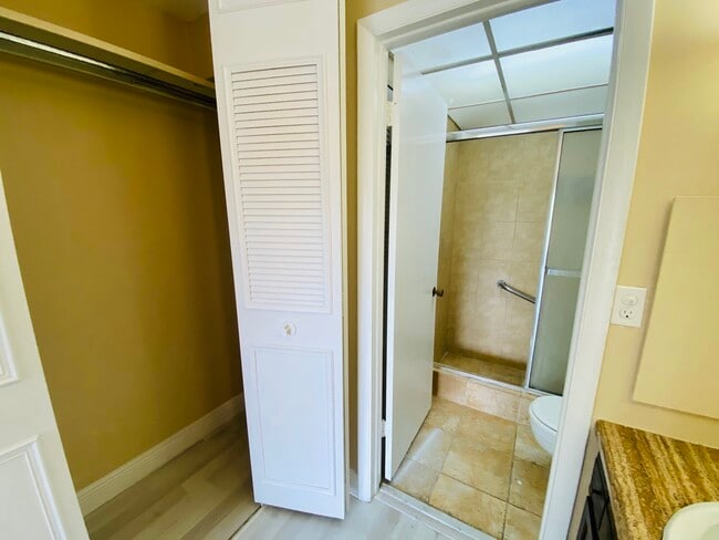 Building Photo - 3660 Inverrary Dr