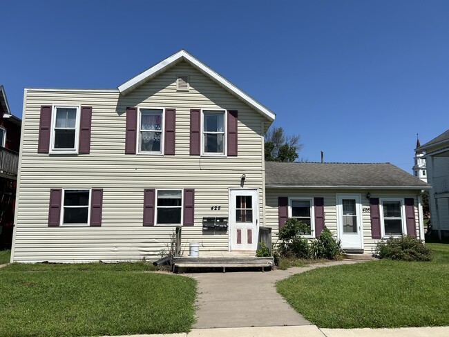 Primary Photo - 428 Chippewa St