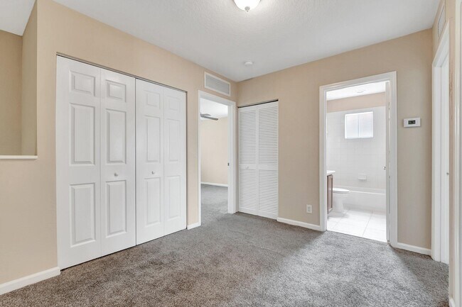 Building Photo - 3021 N Evergreen Cir