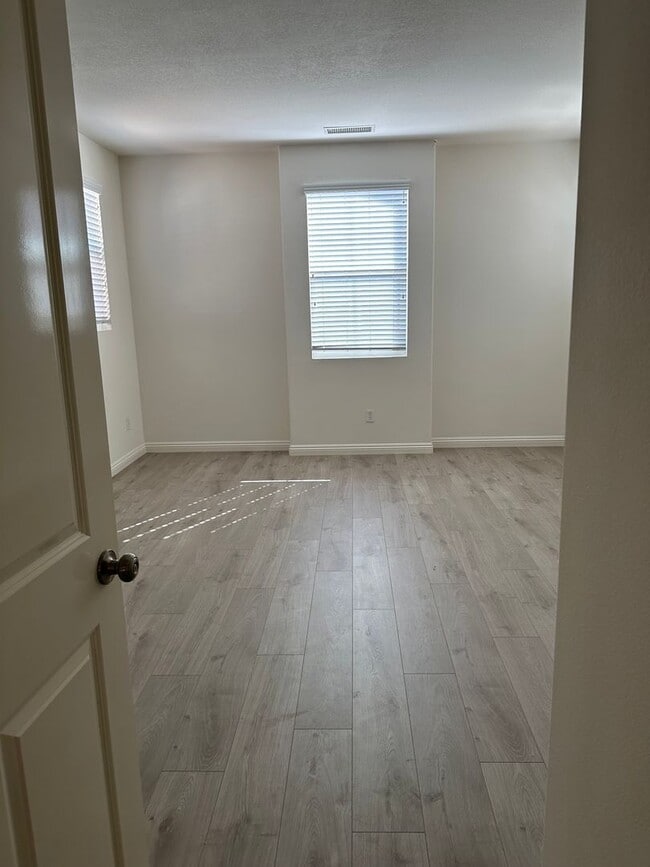 Building Photo - 3 bed  + Loft / 3.5 bath in Placentia, Ora...