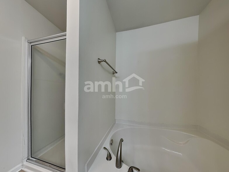 Building Photo - 290 Maxton Ave