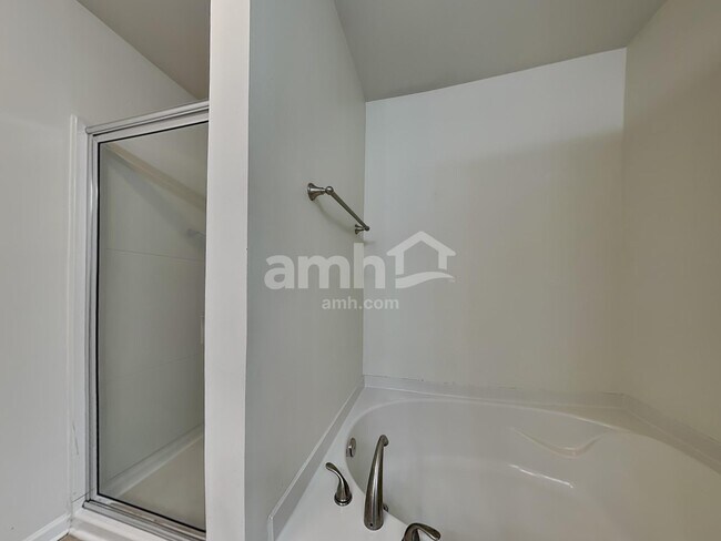 Building Photo - 290 Maxton Ave