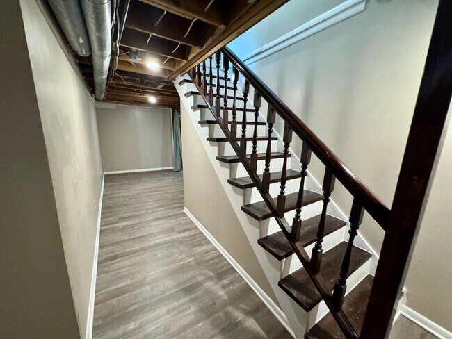 Building Photo - Spacious, Private Retreat in the Heart of the City