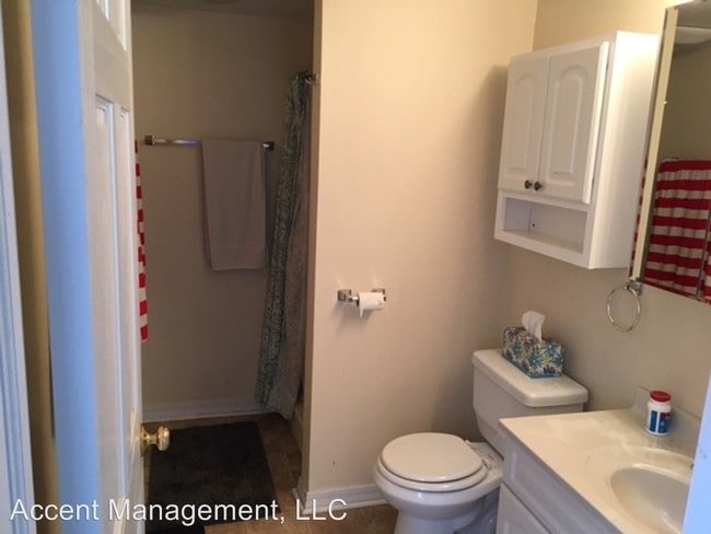 Building Photo - 2021 University Ave