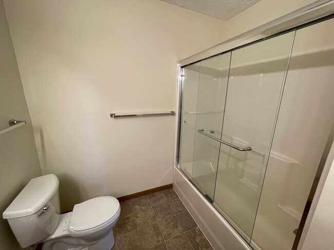 Building Photo - Large 2 Bedroom Condo