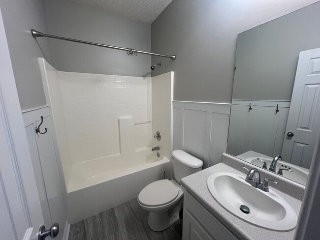 Building Photo - 3 bedroom 2 bathroom in Clear Creek Colony