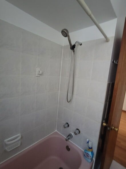 Shower, tub - 7226 W Belden Ave