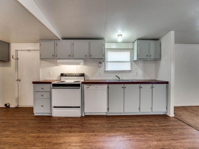 Building Photo - 3bed/2bath Mobile Home on 1.2 Acres Availa...