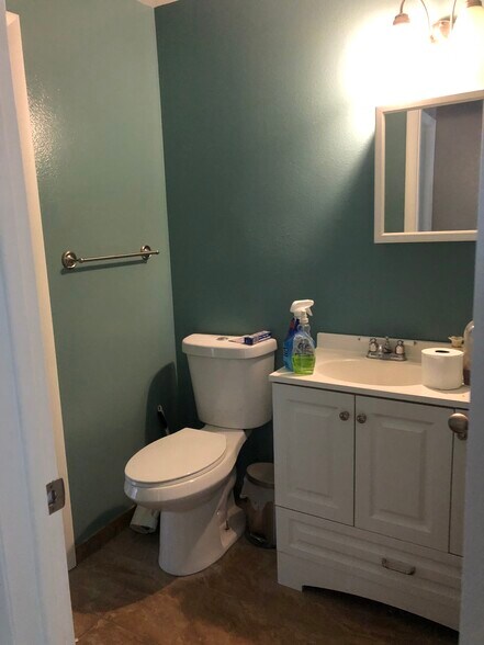 Building Photo - 1530 Chester Sq