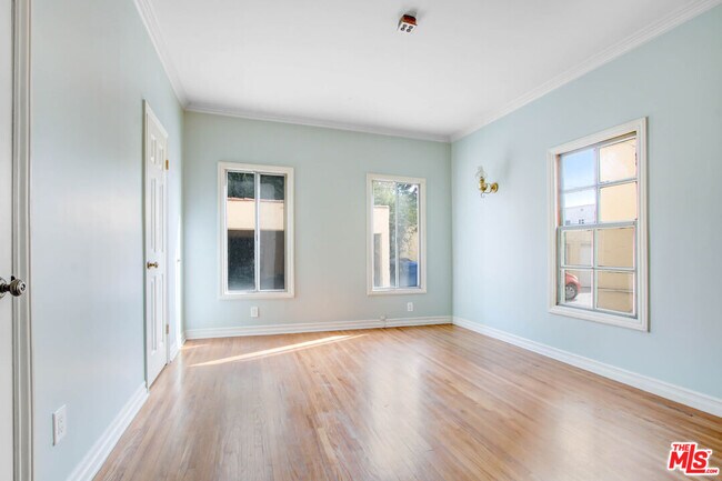 Building Photo - 424 N Gardner St